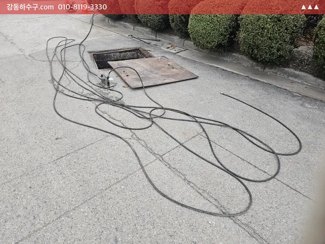도로 옆 집수정에 고압 호스를 넣어 둔 모습